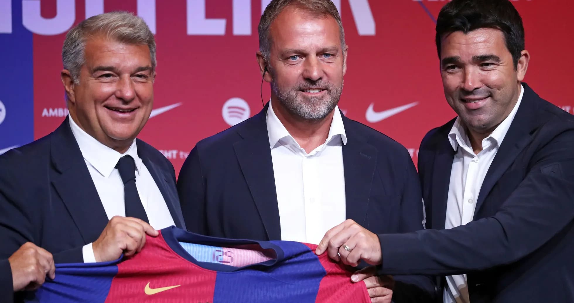 Presentación de nuevo entrenador con camiseta del Barcelona