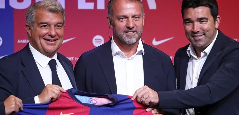 Presentación de nuevo entrenador con camiseta del Barcelona