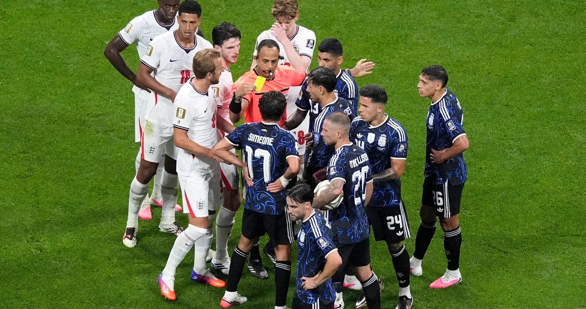 Jugadores de Inglaterra y Argentina discutiendo con el árbitro