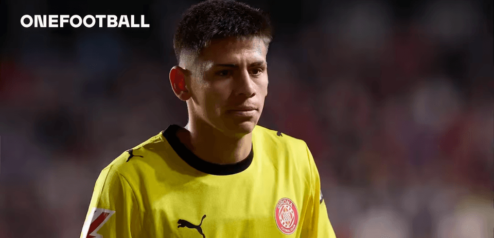 Portero de Girona en uniforme amarillo durante partido