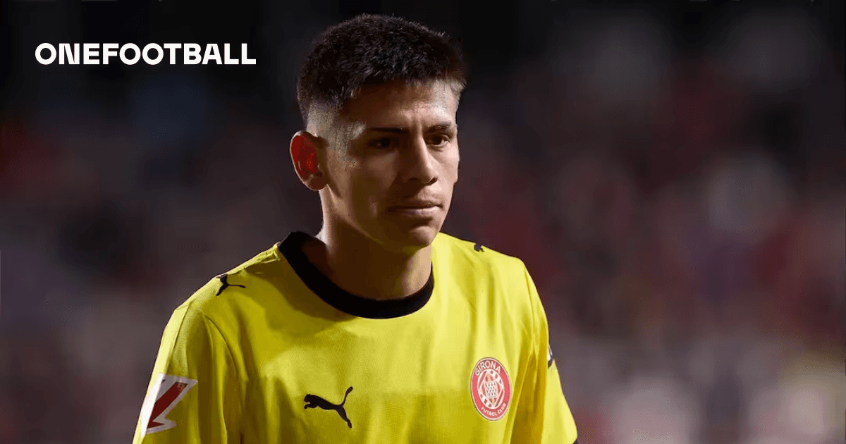 Portero de Girona en uniforme amarillo durante partido