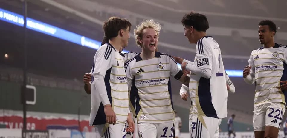 Jugadores celebrando un gol en el partido