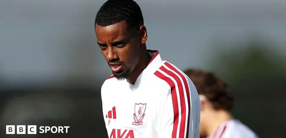 Jugador entrenando con camiseta blanca y rayas rojas