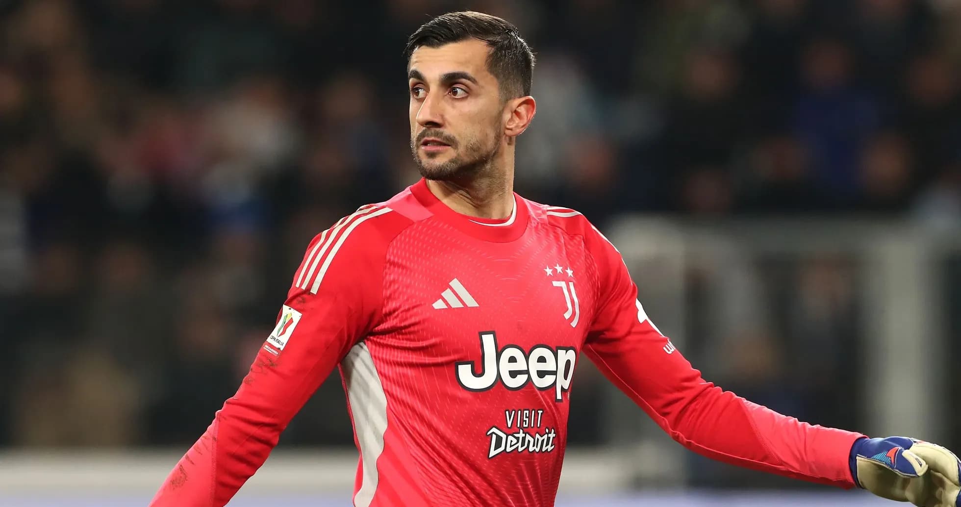 Portero de Juventus en acción durante el partido