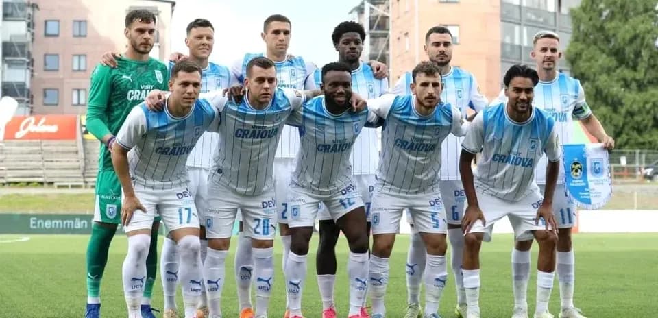 Equipo de Universitatea Craiova posando juntos