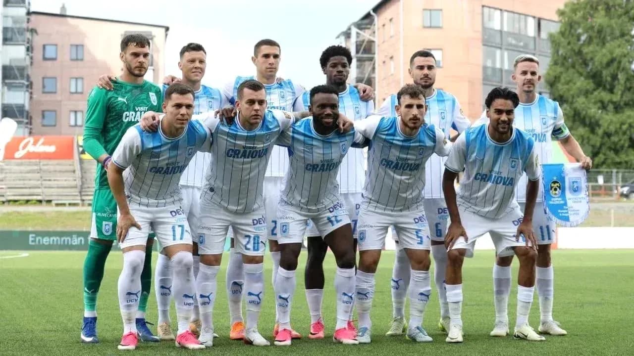 Equipo de Universitatea Craiova posando juntos Equipo de Universitatea Craiova posando juntos