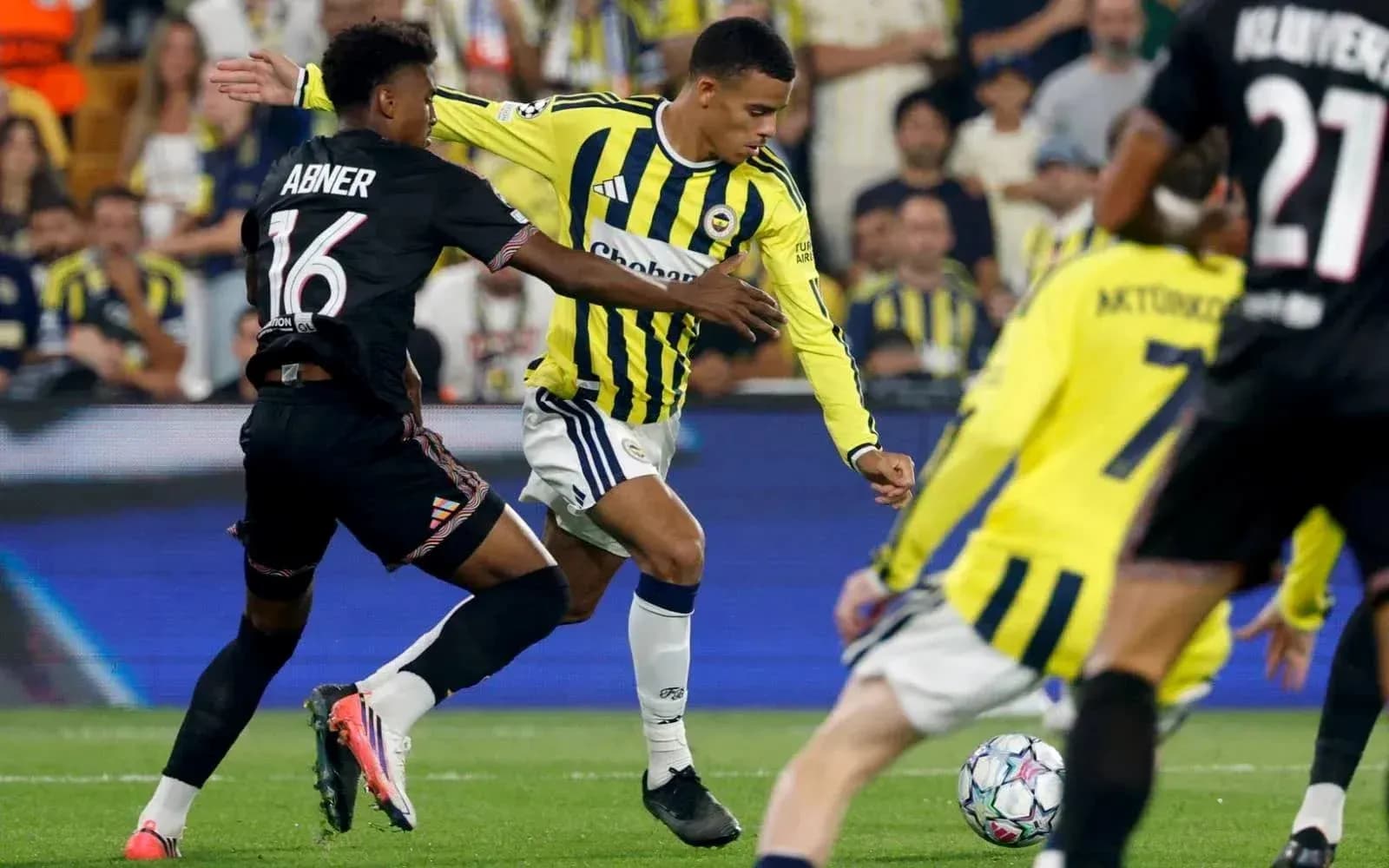 Jugador de Fenerbahçe driblando a Abner