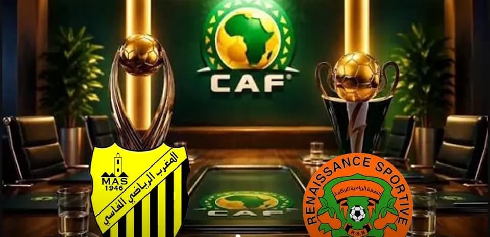 Trofeos de CAF con logos de equipos en mesa