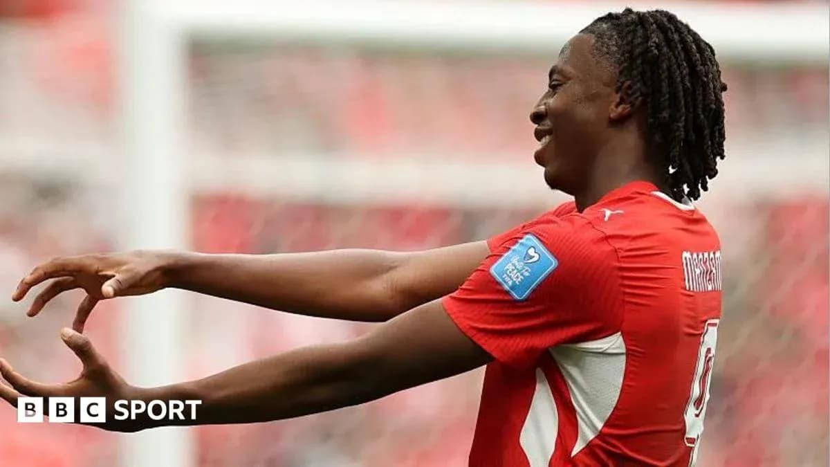 Jugador celebrando con brazos extendidos en el campo