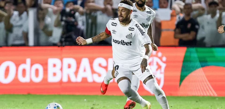 Neymar corriendo con el balón durante un partido