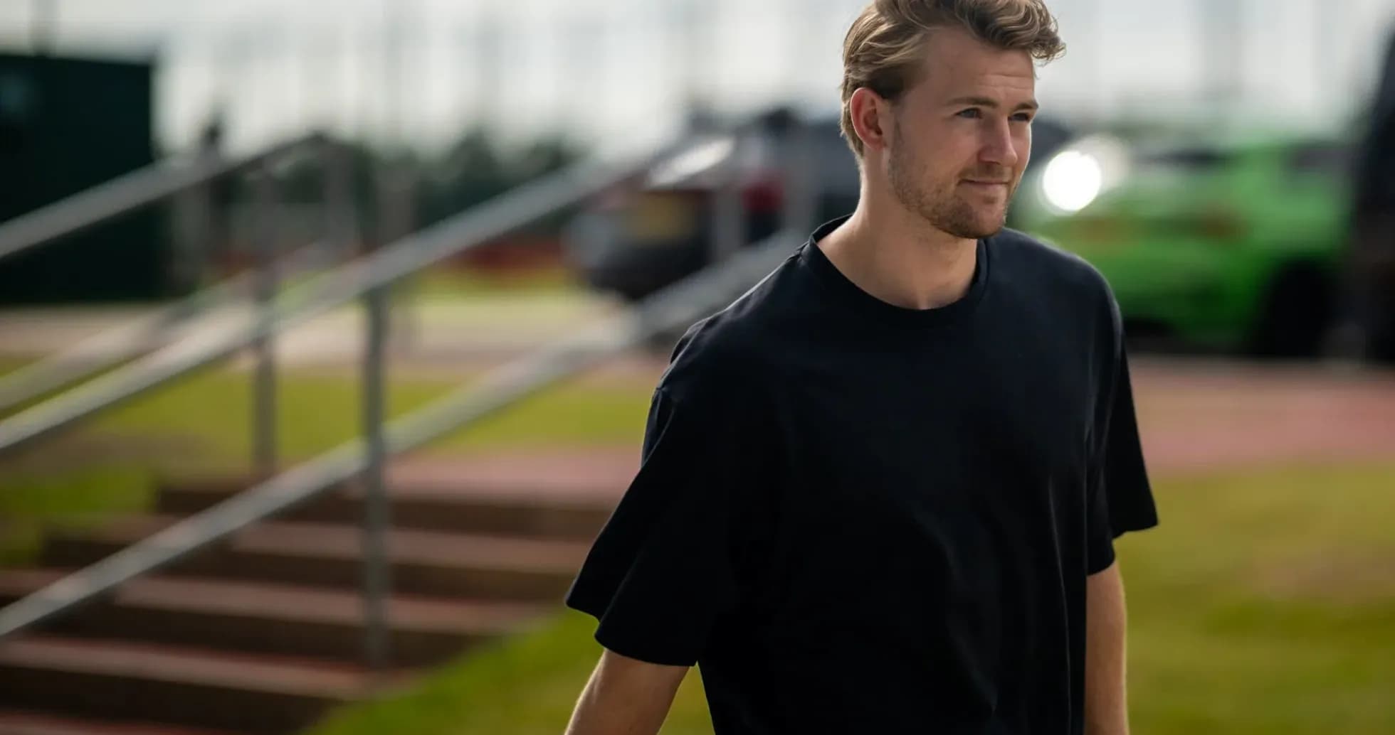 Jugador caminando hacia el campo de entrenamiento