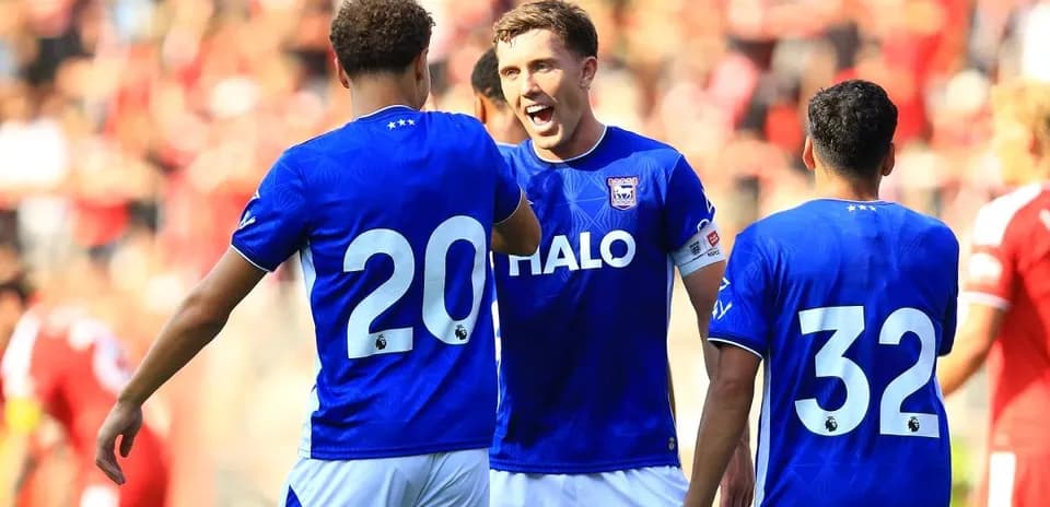 Jugadores de Ipswich celebrando un gol en partido