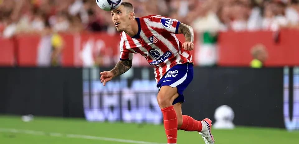 Jugador de Atlético de Madrid controla el balón en el aire