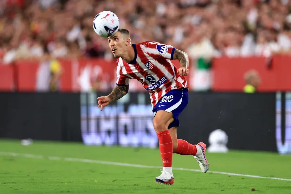Jugador de Atlético de Madrid controla el balón en el aire