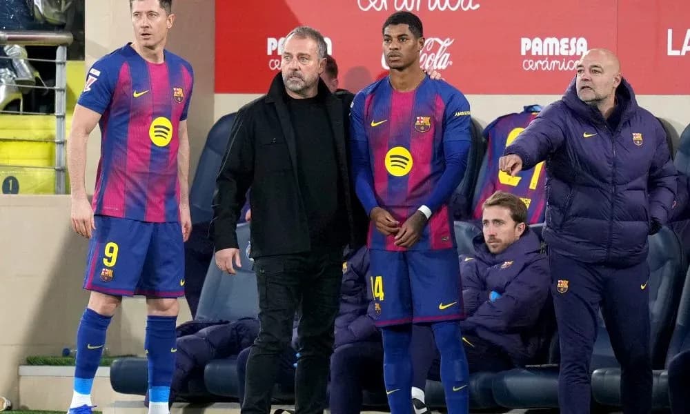Jugadores y cuerpo técnico de FC Barcelona en el banquillo