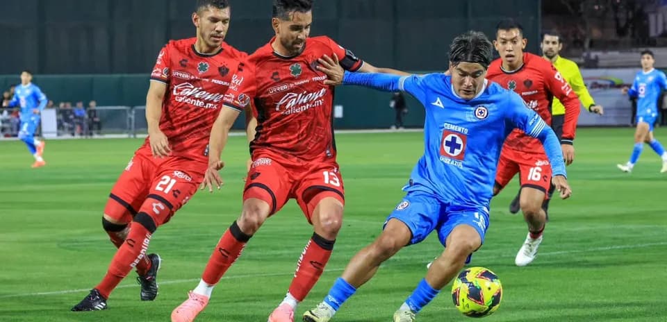 Jugador de Cruz Azul esquivando a dos rivales