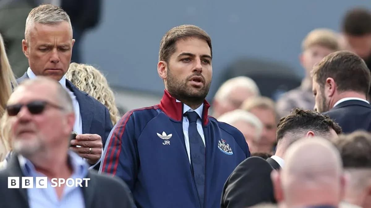 Hombre con chaqueta de Newcastle en evento deportivo