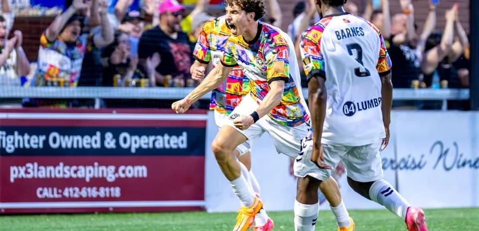 Jugadores del Pittsburgh Riverhounds celebrando un gol