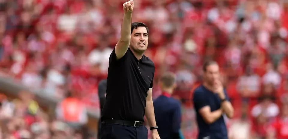Entrenador dirigiendo a su equipo durante el partido