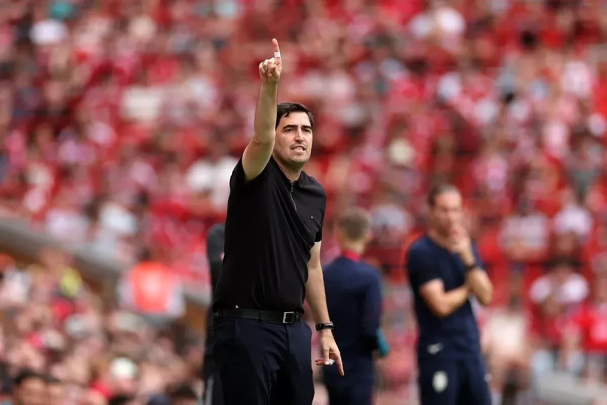 Entrenador dirigiendo a su equipo durante el partido