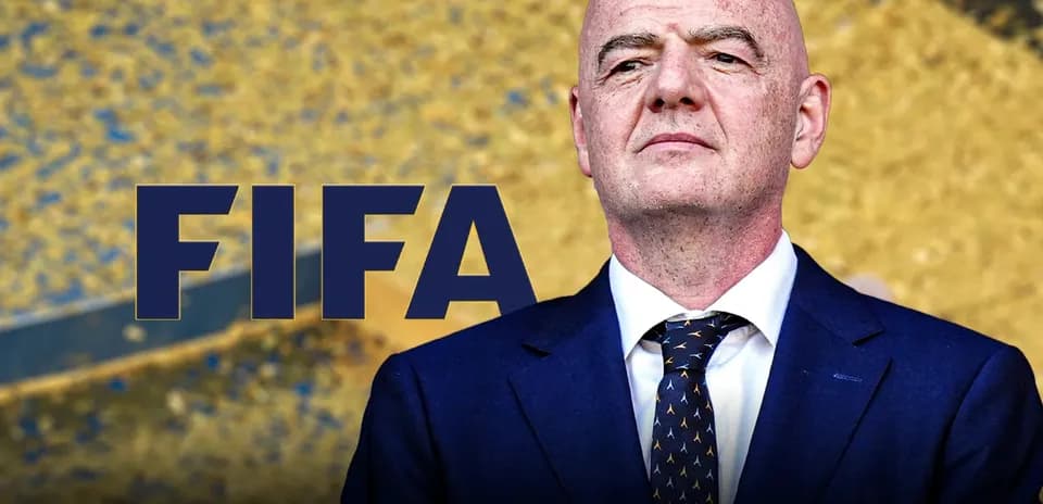 Gianni Infantino en evento de FIFA con fondo dorado