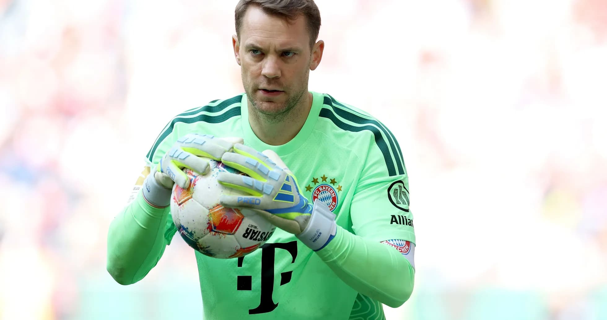 Portero de Bayern Múnich sosteniendo un balón