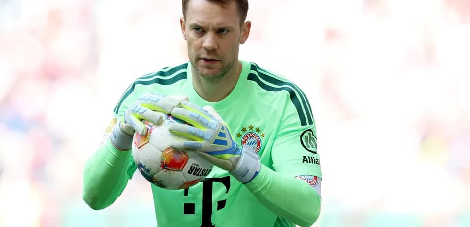 Portero de Bayern Múnich sosteniendo un balón