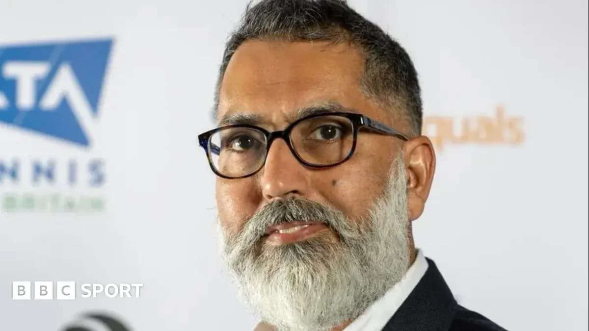 Hombre con barba en conferencia de tenis
