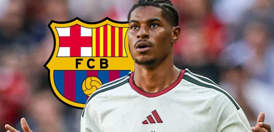 Jugador de fútbol con camiseta blanca y logo de Barcelona