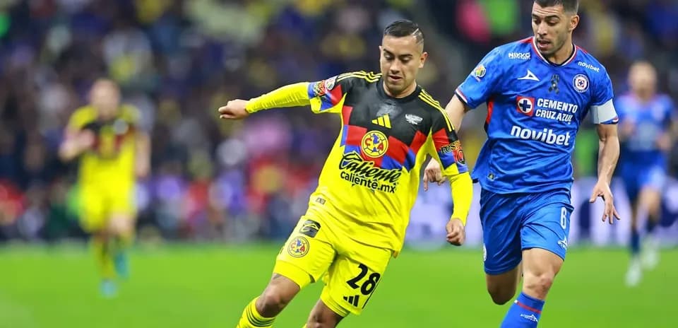 Jugadores de Cruz Azul y Club América en acción