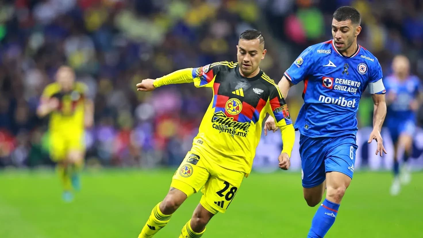 Jugadores de Cruz Azul y Club América en acción