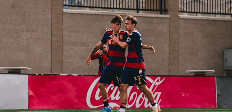 Jugadores celebrando un gol del Real Monarchs