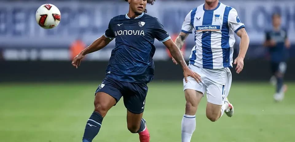 Jugador corriendo con balón durante partido de fútbol