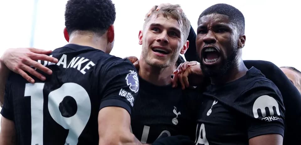 Jugadores de Tottenham celebrando un gol juntos