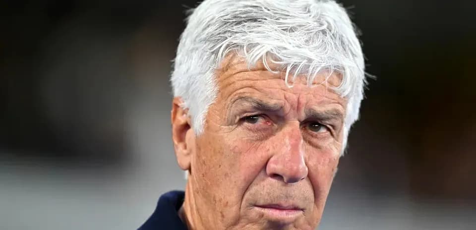 Entrenador mirando atentamente durante el partido