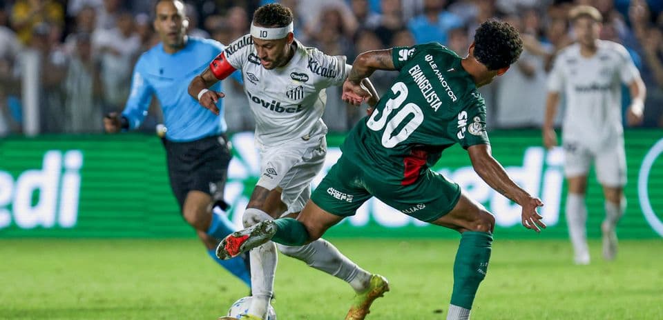 Jugador de Santos driblando a rival en el partido