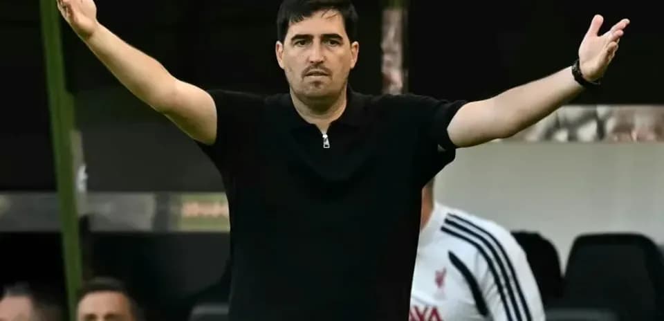 Entrenador gesticulando durante un partido de fútbol