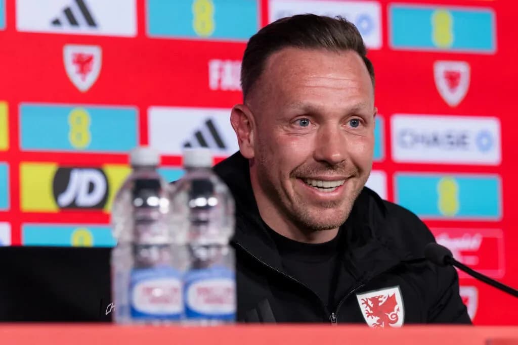 Entrenador sonriente en conferencia de prensa