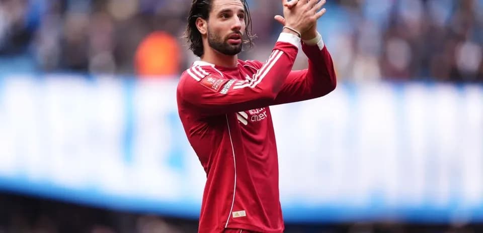 Jugador aplaudiendo en el campo durante un partido