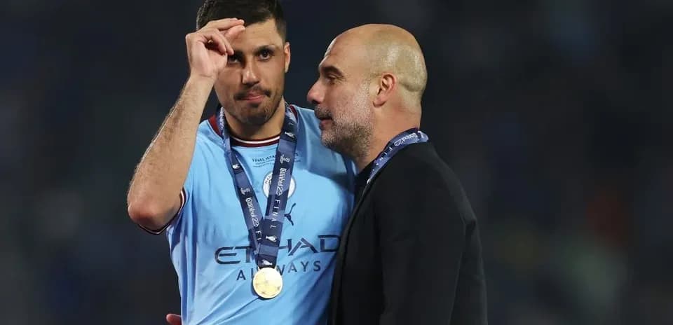 Jugador con medalla conversando con entrenador en el podio