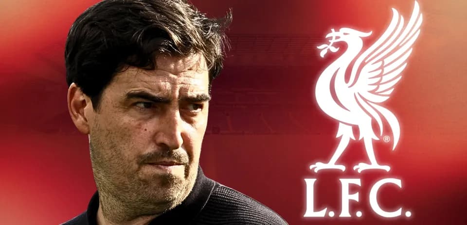 Entrenador de Liverpool con fondo rojo y logo