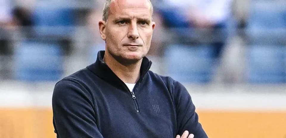 Entrenador observando el partido desde la línea de banda