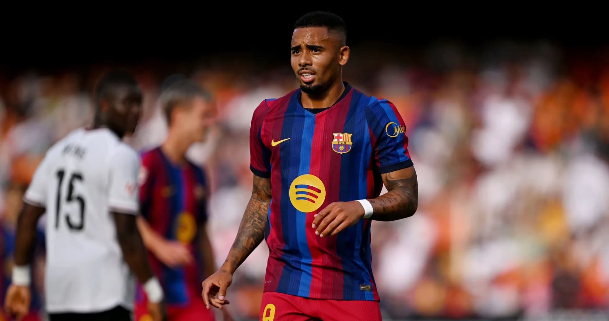 Jugador de Barcelona en el campo durante el partido