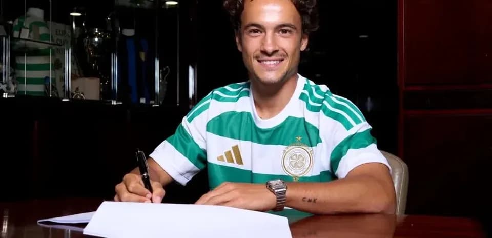 Jugador firmando contrato en mesa con camiseta del Celtic