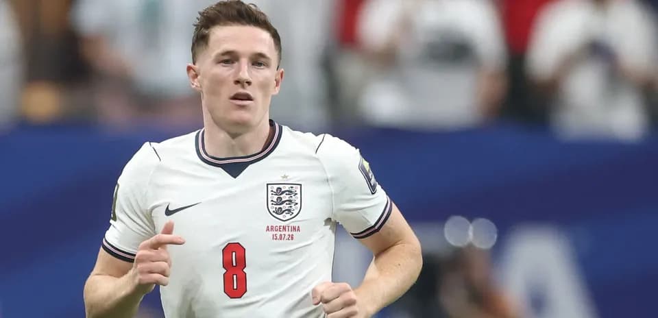 Jugador de Inglaterra corriendo en partido de fútbol