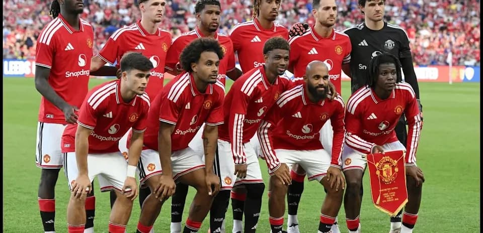 Equipo de Manchester United posando en el campo