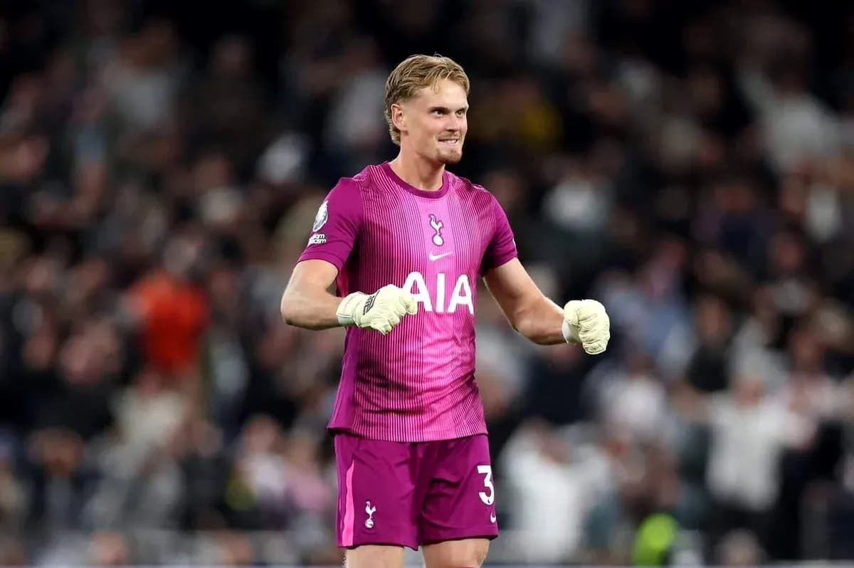 Portero de Tottenham celebrando con guantes en el campo