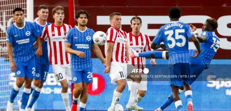 Jugadores de Brighton y Brentford en acción durante partido
