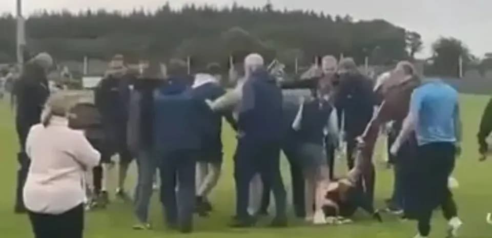 Multitud de personas alrededor de un jugador caído