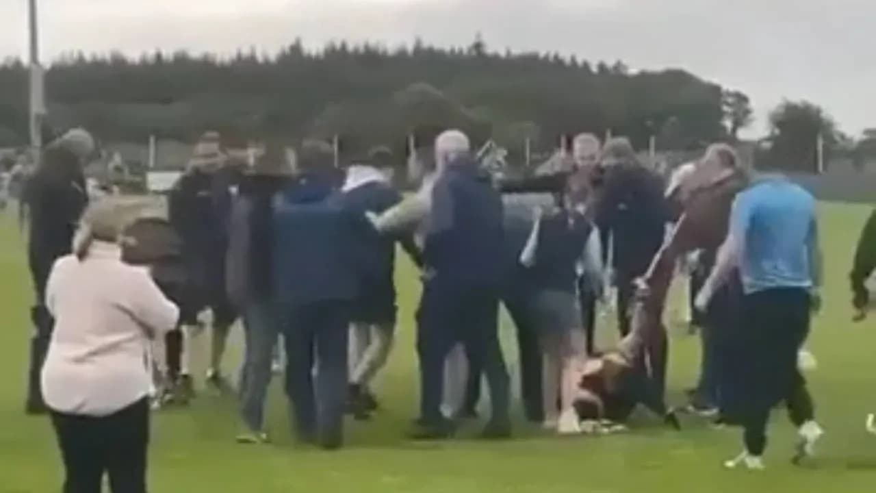 Multitud de personas alrededor de un jugador caído